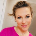 Lorie Pester Instagram - Prête pour vous retrouver aujourd’hui au @culturafr de Cholet ! Qui sera là ? 💖