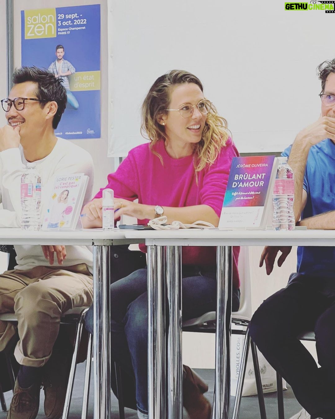 Lorie Pester Instagram - Hier, au @salonzenparis pour remette le prix littéraire. Avec le copain @fredericchau , mon super éditeur @jeromeoliveira_ un moment très sympa. 📖