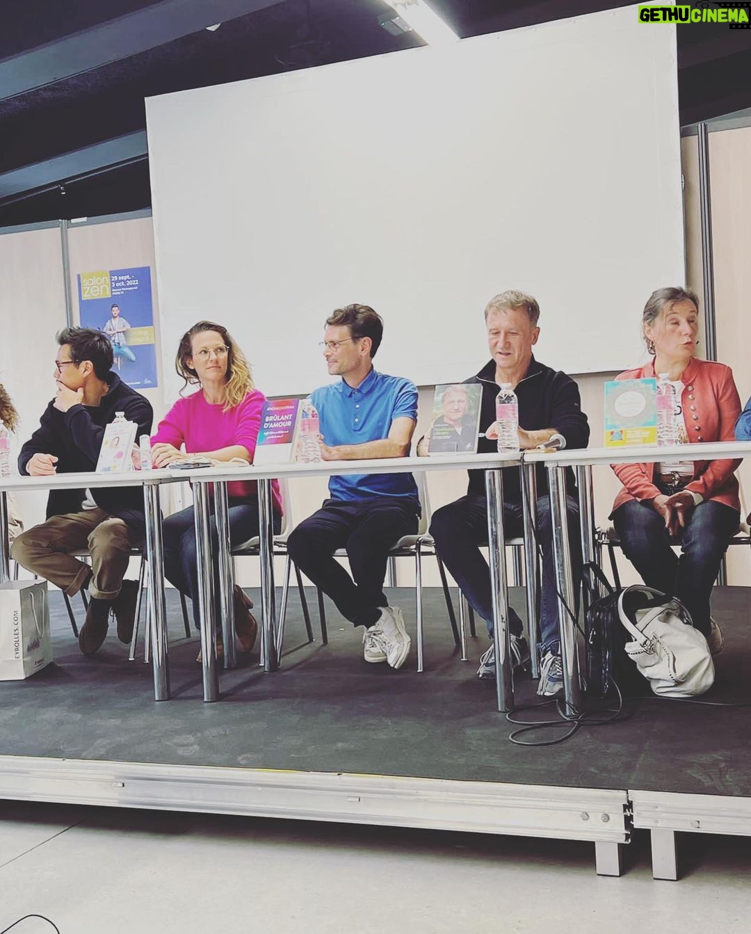 Lorie Pester Instagram - Hier, au @salonzenparis pour remette le prix littéraire. Avec le copain @fredericchau , mon super éditeur @jeromeoliveira_ un moment très sympa. 📖