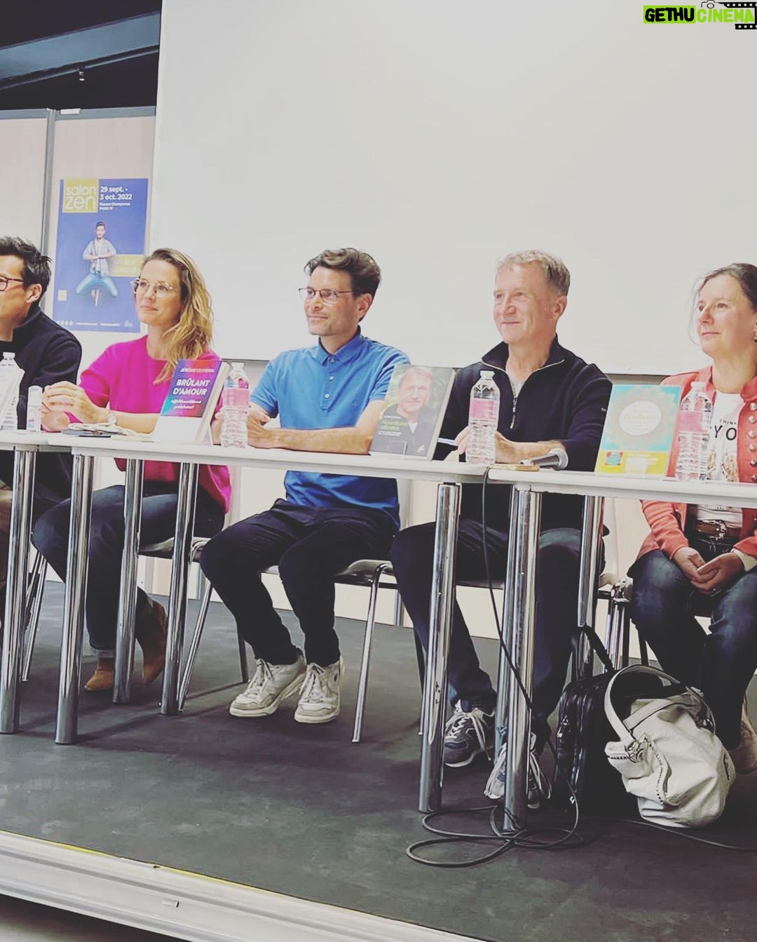 Lorie Pester Instagram - Hier, au @salonzenparis pour remette le prix littéraire. Avec le copain @fredericchau , mon super éditeur @jeromeoliveira_ un moment très sympa. 📖
