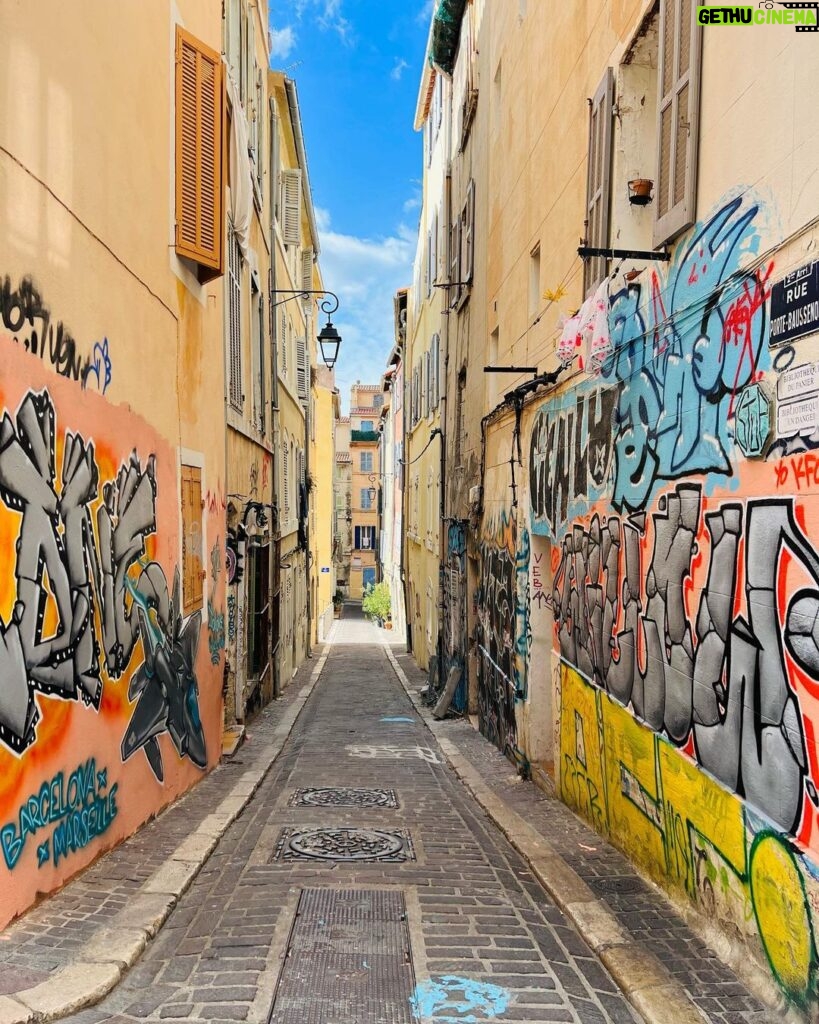Lorie Pester Instagram - Hier j’étais off, j’ai pu aller me promener dans le quartier Le panier et au MUCEM… Vous me conseillez d’aller me promener où pour mon prochain jour off ? @villemarseille #marseille @mucem_officiel Marseille (13)