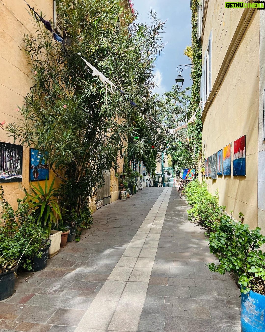Lorie Pester Instagram - Hier j’étais off, j’ai pu aller me promener dans le quartier Le panier et au MUCEM… Vous me conseillez d’aller me promener où pour mon prochain jour off ? @villemarseille #marseille @mucem_officiel Marseille (13)