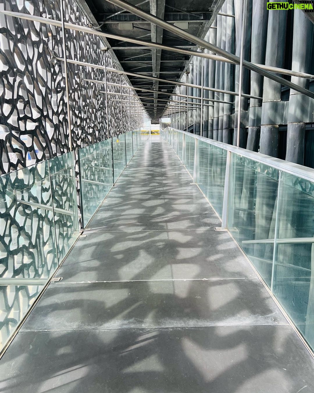 Lorie Pester Instagram - Hier j’étais off, j’ai pu aller me promener dans le quartier Le panier et au MUCEM… Vous me conseillez d’aller me promener où pour mon prochain jour off ? @villemarseille #marseille @mucem_officiel Marseille (13)