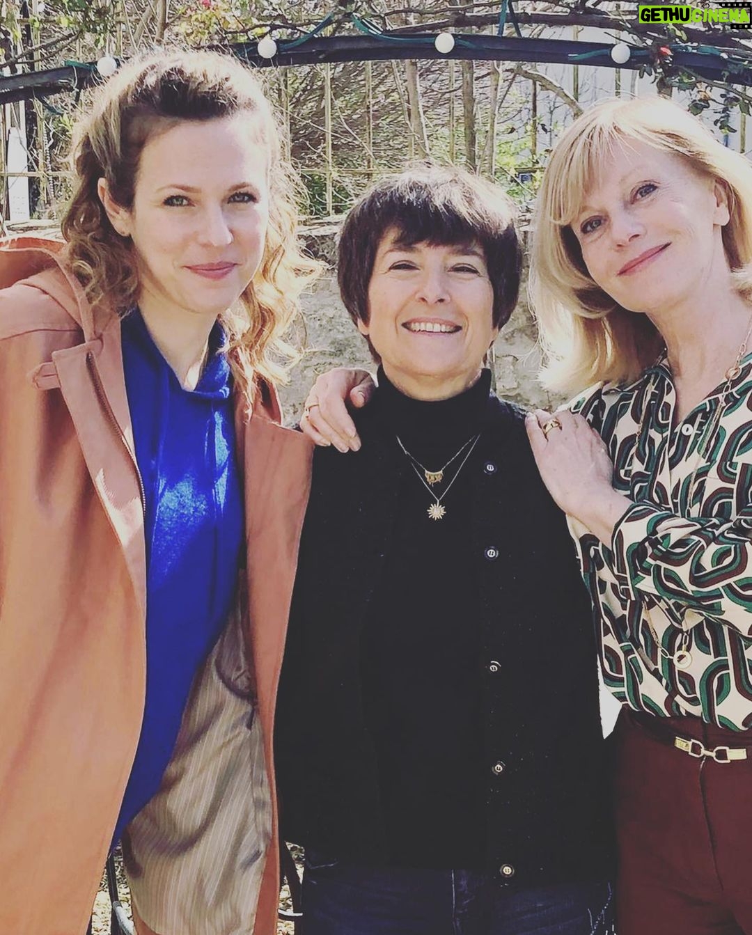 Lorie Pester Instagram - « Les mystères de la duchesse » sera diffusé le samedi 17 septembre à 21h10 sur @france3, et en Belgique le 10 septembre sur La Une. Nous avons pris plaisir à tourner un joli film qui j’espère vous plaira… en tout cas nous on s’est bien marré… 🙃 Réalisé par Emmanuelle Dubergey, produit par @flachfilmprod @sylvette_frydman @francetelevisions #anneholmes @anne_didier @fdrgoetz; Mes amis comédiens: @jeremybanster @elisaservier @vanessa_liautey @ericsavin @kenzasaibcouton @nicolas_vanbeveren #ludmilamikael #danielelebrun #patrickraynal @emiliefrancoise.vma @agencevma Angoulême, France