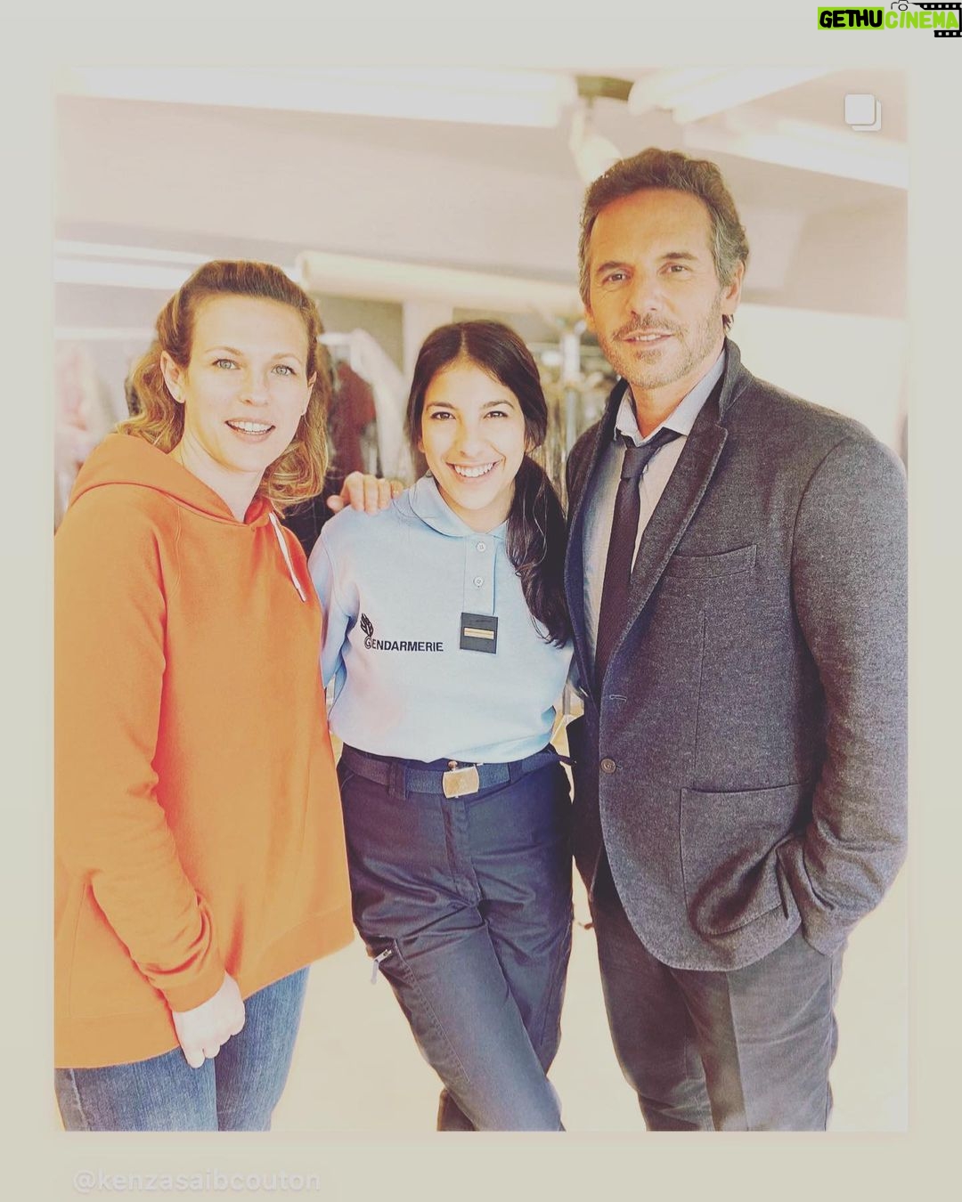 Lorie Pester Instagram - « Les mystères de la duchesse » sera diffusé le samedi 17 septembre à 21h10 sur @france3, et en Belgique le 10 septembre sur La Une. Nous avons pris plaisir à tourner un joli film qui j’espère vous plaira… en tout cas nous on s’est bien marré… 🙃 Réalisé par Emmanuelle Dubergey, produit par @flachfilmprod @sylvette_frydman @francetelevisions #anneholmes @anne_didier @fdrgoetz; Mes amis comédiens: @jeremybanster @elisaservier @vanessa_liautey @ericsavin @kenzasaibcouton @nicolas_vanbeveren #ludmilamikael #danielelebrun #patrickraynal @emiliefrancoise.vma @agencevma Angoulême, France