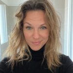 Lorie Pester Instagram – Une super semaine … 
Qui a commencé avec un 4 ayant pris la place du 3 quand je me suis réveillée le lundi matin…, une danse endiablée dans la salle de bain, des magnifiques fleurs, des messages tendres remplis d’amour, des smileys « gateau anniversaire » et « bouteille de champagne » un live super sympa, des rdv pro, ma fille qui assiste à sa première pièce de théâtre, (et bien évidement elle n’a pas résisté quand la comédienne a demandé aux enfants du premier rang de monter sur scène…😏), des selfies pas coiffée, un super beau et bon gâteau partagé avec ma famille, plein de photos dont une pensive devant ce délicieux gâteau… 
A quoi je pense? Je ne sais plus. Peut être à cette merveilleuse vie qui dure depuis 40 ans avec ces hauts et ces bas, mais merveilleuse quand même. Voilà mon bilan des 40 ans. #merci la vie! 💖 Paris, France