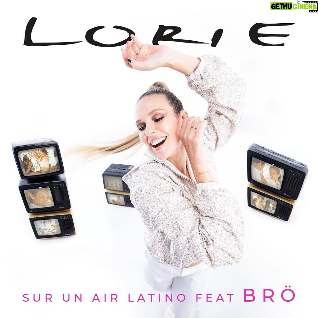 Lorie Pester Instagram - Comme vous avez pu le voir en fin de teaser… Voici la pochette du nouveau single « Sur un air latino (2023) - feat Brö ». Le titre sort lundi !!! Je suis tellement heureuse de vous le faire découvrir enfin. J’ai hâte d’avoir vos retours !!! Si vous voulez être dans les premiers à l’écouter lundi, PRESAVE en cliquant sur le lien dans ma bio. A lundi !! 🌈 @bro_brolli 💿 @pl_prod 📸 @valentinfabre 🎥 @sarah.veys 🎨 @bataillon_agency 👗 @mathieubarthelatcolin 💇‍♀️ @amelielepilliet_coiffeur 💄 @odilesubra 📺 @prudencepalle