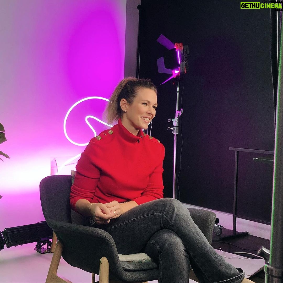 Lorie Pester Instagram - La promo commence !!! #nouveauprojet #musique #surprise #impatiente