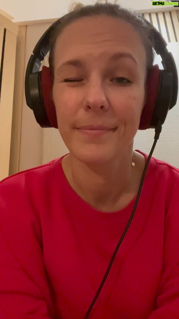 Lorie Pester Instagram - Petit vlog de ma journée. Une bonne douche pour se reveiller, Une autre douche sous la pluie en emmenant ma fille à l’école, un bon petit déjeuner avec belvita, du studio… Une super journée ordinaire ! 😉 @belvitafr #belvita #collaboration Pour votre santé pratiquez une activité physique régulière. www.mangerbouger.fr