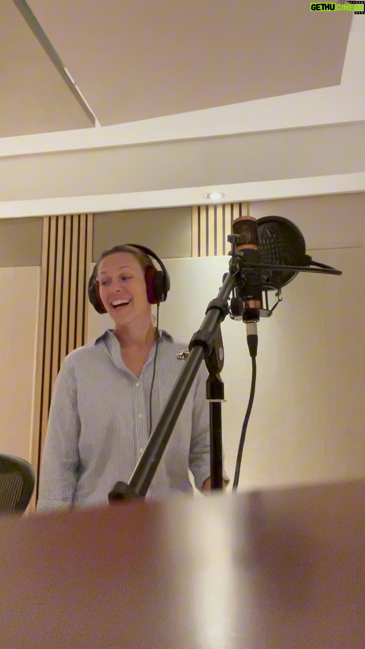 Lorie Pester Instagram - Quand on fait des chansons vous entendez le titre finalisé. Mais souvent il y a plein de « bruits » bizarres qui se font derrière le micro… En voici quelques exemples! 😂 #behindthesong #studio #micro #newsong