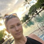Lorie Pester Instagram – Hello ma Lorie Family, 

En cette nouvelle année qui se profile à l’horizon, je voulais vous dire un grand merci pour votre soutien. Cette année, vos encouragements et messages pour tous mes projets : fictions, réal, musique, documentaires… ont été pour moi un réconfort, et je suis profondément reconnaissante de vous avoir à mes côtés… depuis toutes ces années. 

Que cette année soit une symphonie de moments magiques. Je vous souhaite d’être entourés de bonheur, d’être en bonne santé et du succès dans tous vos projets. Que chaque note de vos vies résonne avec passion et créativité.

Ensemble, encore cette année, continuons à écrire cette histoire extraordinaire qu’est la nôtre. Que nos rêves se réalisent et que nos passions nous guident.

Je vous souhaite une année pleine de moments exceptionnels, de découvertes et de joie pure. Que votre année soit aussi magnifique que vous l’êtes pour moi. 💖

Allez on appuie sur PLAY pour cette nouvelle année !!!