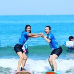Lorie Pester Instagram - 🏄‍♀️Cette année c’était la reprise du surf… et ça fait du bien. Merci à @hastea_surf , merci à Paul, merci à @julien_zierott , Antoine, Manu, Justine, Nicolas, et Philippe pour vos bons conseils et votre patience 😉 Merci @mathieuthoisy pour ces belles photos. 📸 Merci les filles pour vos sourires championnes de Tetris pour les plannings. @yanndernaucourt 1- position : 🐸 2- 😜 qu’est ce qu’elle fait dehors celle là ? 3- tentative d’un petit virage… pas très à l’aise 4- tentative de porté digne de DALS avec ma Chacha 5- des sourires de satisfaction 6- de l’amour et de l’amitié depuis 30 ans 7- Il faut rentrer maintenant…