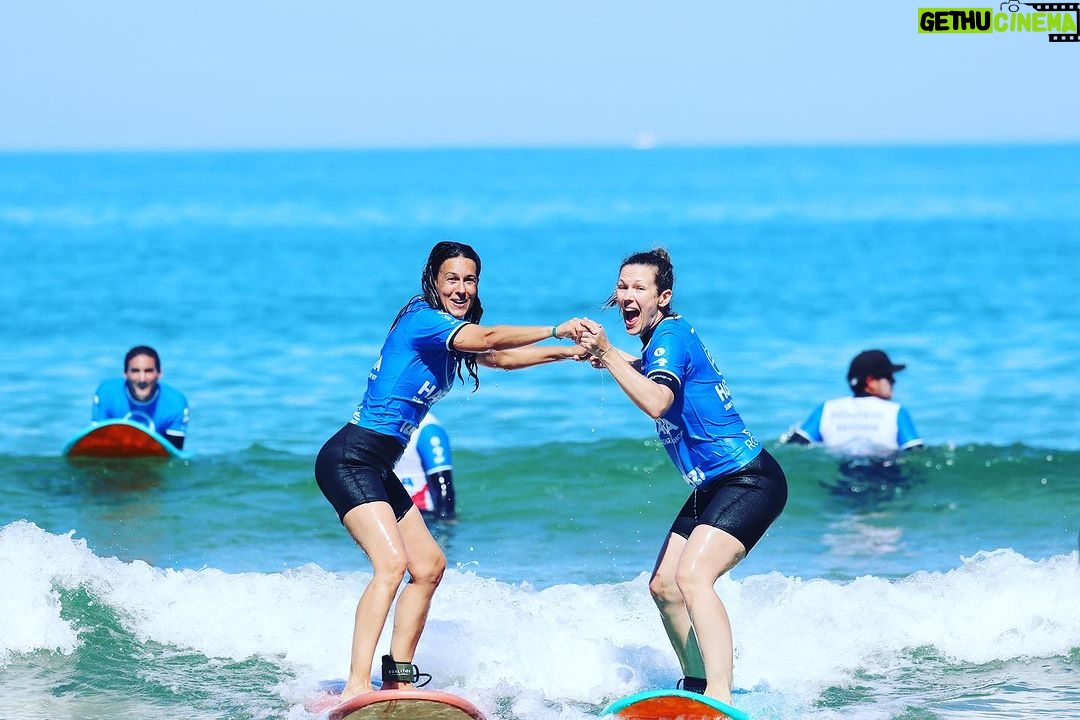 Lorie Pester Instagram - đââď¸Cette annĂŠe câĂŠtait la reprise du surf⌠et ça fait du bien. Merci Ă @hastea_surf , merci Ă Paul, merci Ă @julien_zierott , Antoine, Manu, Justine, Nicolas, et Philippe pour vos bons conseils et votre patience đ Merci @mathieuthoisy pour ces belles photos. đ¸ Merci les filles pour vos sourires championnes de Tetris pour les plannings. @yanndernaucourt 1- position : đ¸ 2- đ quâest ce quâelle fait dehors celle lĂ ? 3- tentative dâun petit virage⌠pas très Ă lâaise 4- tentative de portĂŠ digne de DALS avec ma Chacha 5- des sourires de satisfaction 6- de lâamour et de lâamitiĂŠ depuis 30 ans 7- Il faut rentrer maintenantâŚ