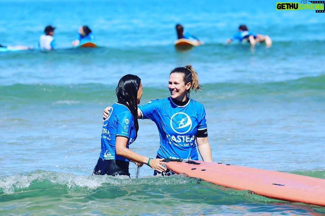 Lorie Pester Instagram - đââď¸Cette annĂŠe câĂŠtait la reprise du surf⌠et ça fait du bien. Merci Ă @hastea_surf , merci Ă Paul, merci Ă @julien_zierott , Antoine, Manu, Justine, Nicolas, et Philippe pour vos bons conseils et votre patience đ Merci @mathieuthoisy pour ces belles photos. đ¸ Merci les filles pour vos sourires championnes de Tetris pour les plannings. @yanndernaucourt 1- position : đ¸ 2- đ quâest ce quâelle fait dehors celle lĂ ? 3- tentative dâun petit virage⌠pas très Ă lâaise 4- tentative de portĂŠ digne de DALS avec ma Chacha 5- des sourires de satisfaction 6- de lâamour et de lâamitiĂŠ depuis 30 ans 7- Il faut rentrer maintenantâŚ