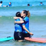 Lorie Pester Instagram - 🏄‍♀️Cette année c’était la reprise du surf… et ça fait du bien. Merci à @hastea_surf , merci à Paul, merci à @julien_zierott , Antoine, Manu, Justine, Nicolas, et Philippe pour vos bons conseils et votre patience 😉 Merci @mathieuthoisy pour ces belles photos. 📸 Merci les filles pour vos sourires championnes de Tetris pour les plannings. @yanndernaucourt 1- position : 🐸 2- 😜 qu’est ce qu’elle fait dehors celle là ? 3- tentative d’un petit virage… pas très à l’aise 4- tentative de porté digne de DALS avec ma Chacha 5- des sourires de satisfaction 6- de l’amour et de l’amitié depuis 30 ans 7- Il faut rentrer maintenant…