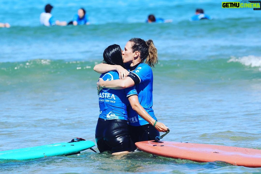 Lorie Pester Instagram - đââď¸Cette annĂŠe câĂŠtait la reprise du surf⌠et ça fait du bien. Merci Ă @hastea_surf , merci Ă Paul, merci Ă @julien_zierott , Antoine, Manu, Justine, Nicolas, et Philippe pour vos bons conseils et votre patience đ Merci @mathieuthoisy pour ces belles photos. đ¸ Merci les filles pour vos sourires championnes de Tetris pour les plannings. @yanndernaucourt 1- position : đ¸ 2- đ quâest ce quâelle fait dehors celle lĂ ? 3- tentative dâun petit virage⌠pas très Ă lâaise 4- tentative de portĂŠ digne de DALS avec ma Chacha 5- des sourires de satisfaction 6- de lâamour et de lâamitiĂŠ depuis 30 ans 7- Il faut rentrer maintenantâŚ