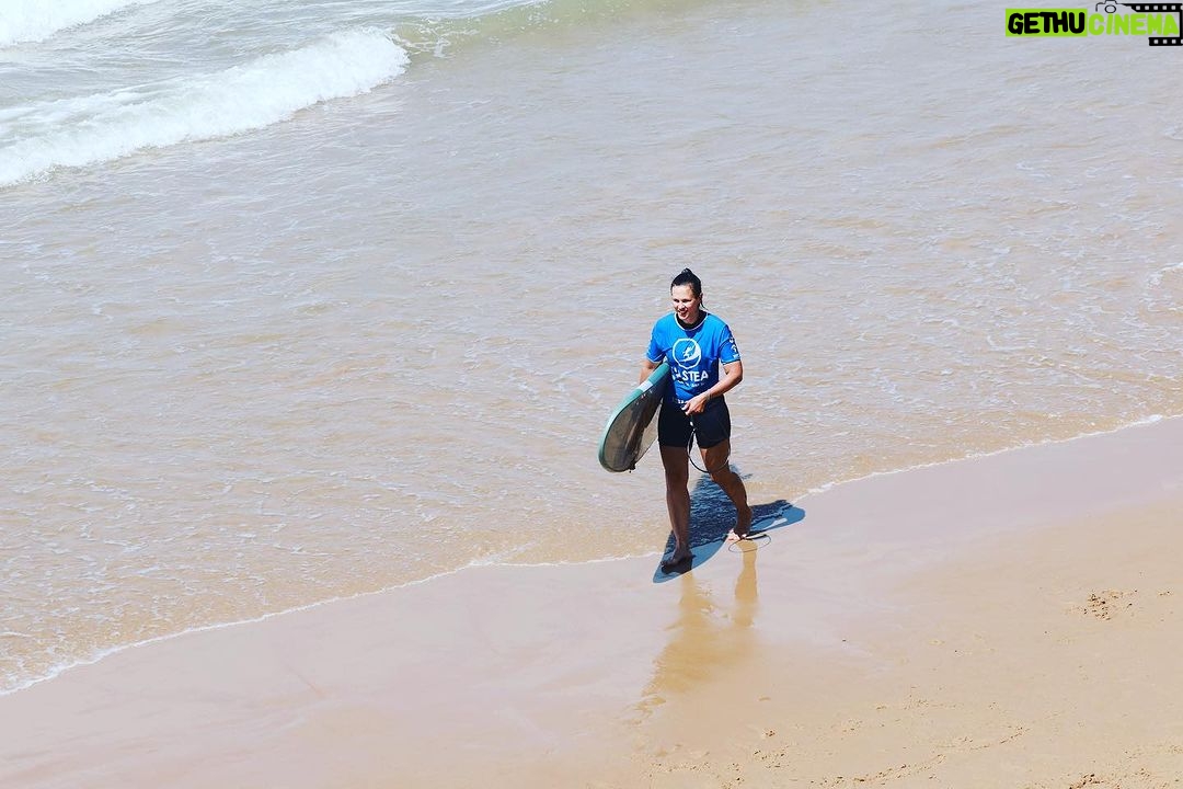 Lorie Pester Instagram - đââď¸Cette annĂŠe câĂŠtait la reprise du surf⌠et ça fait du bien. Merci Ă @hastea_surf , merci Ă Paul, merci Ă @julien_zierott , Antoine, Manu, Justine, Nicolas, et Philippe pour vos bons conseils et votre patience đ Merci @mathieuthoisy pour ces belles photos. đ¸ Merci les filles pour vos sourires championnes de Tetris pour les plannings. @yanndernaucourt 1- position : đ¸ 2- đ quâest ce quâelle fait dehors celle lĂ ? 3- tentative dâun petit virage⌠pas très Ă lâaise 4- tentative de portĂŠ digne de DALS avec ma Chacha 5- des sourires de satisfaction 6- de lâamour et de lâamitiĂŠ depuis 30 ans 7- Il faut rentrer maintenantâŚ