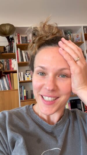 Lorie Pester Instagram - Coucou ! 
Une nouvelle vidéo est en ligne sur ma chaine youtube! 
Dans les coulisses d’enregistrement de livres audios ! 
J’espère que ça va vous plaire ! 

Lien dans ma bio ! 

#coulisses #backstage #livresaudios #studio
