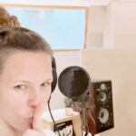 Lorie Pester Instagram – Petit montage de ma journée en studio avec mon cher @pl_prod ! Avec le son dans la salle de bain avec ma fille qui prend son bain… 
#studio #micro #chanson #musique #bain #bebe
