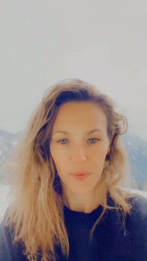 Lorie Pester Instagram - Avis aux futures mamans 🤰
Pour un documentaire tele, je suis à la recherche d’une femme qui accouche de son premier enfant dans les prochains jours/semaines en Ile-de-France ! 
Les premiers jours après l’accouchement sont pleins de surprises, j’aimerais que vous me racontiez ce qu’il se passe dans votre corps et votre tête ! 
Si le projet vous intéresse et que vous voulez partager cette nouvelle aventure, contactez Adelie, la journaliste, à cette adresse : afloch.cpi@17juin.fr 
N’hésitez pas à partager cette vidéo!! 
Merci 🙏

#futuremaman #maternité #documentaire