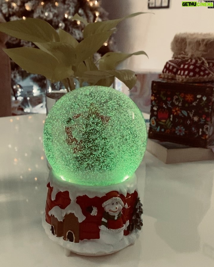 Losliya Mariyanesan Instagram - Christmas magic is in the air 🎄✨ Merry Christmas everyone !