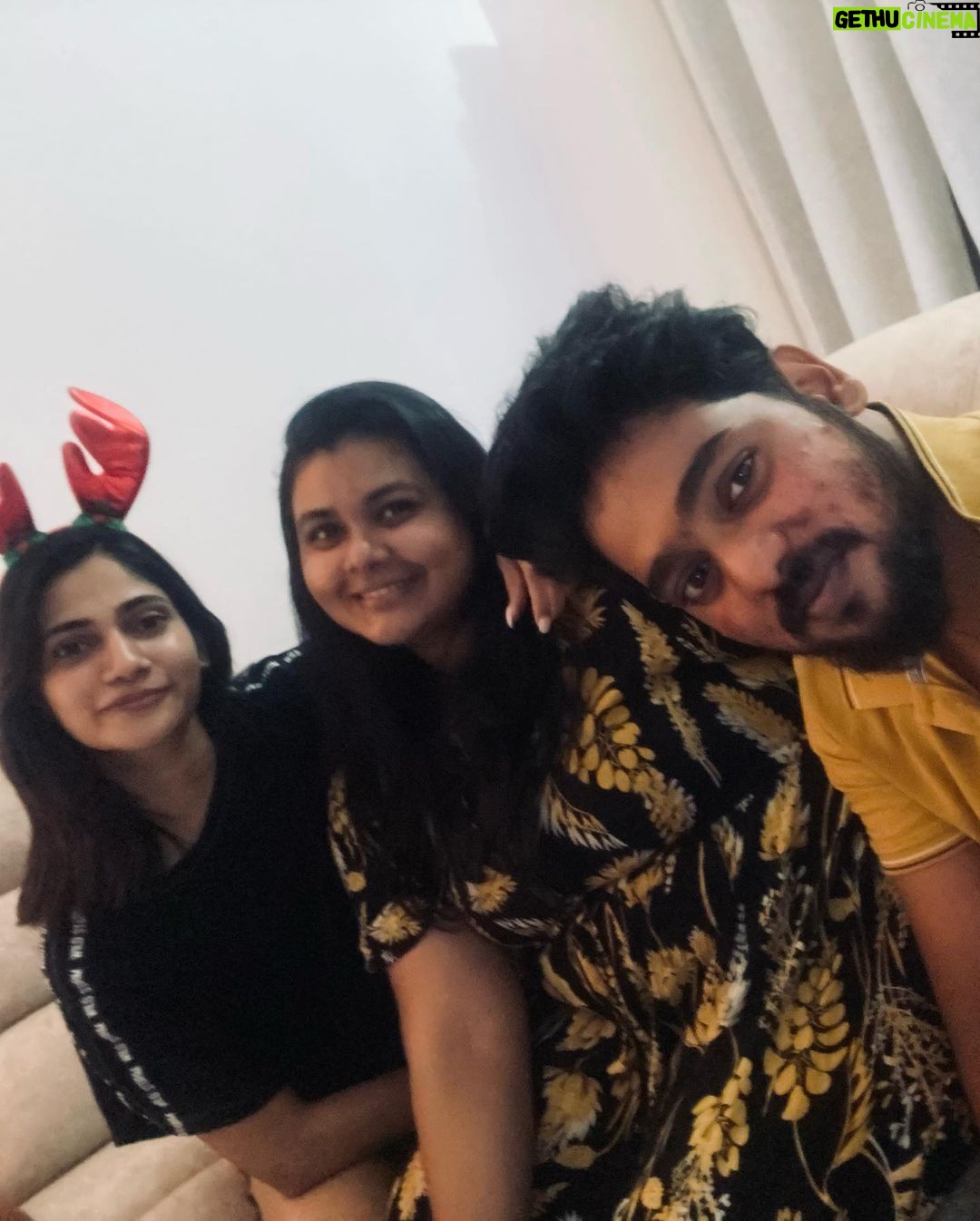 Losliya Mariyanesan Instagram - Christmas magic is in the air 🎄✨ Merry Christmas everyone !