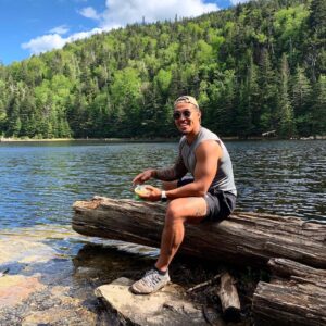 Louis-Philippe Pelletier Instagram - J’aime la vie,la bouffe et mes frères ! Pensez moins et vivez plus ❤️🦍