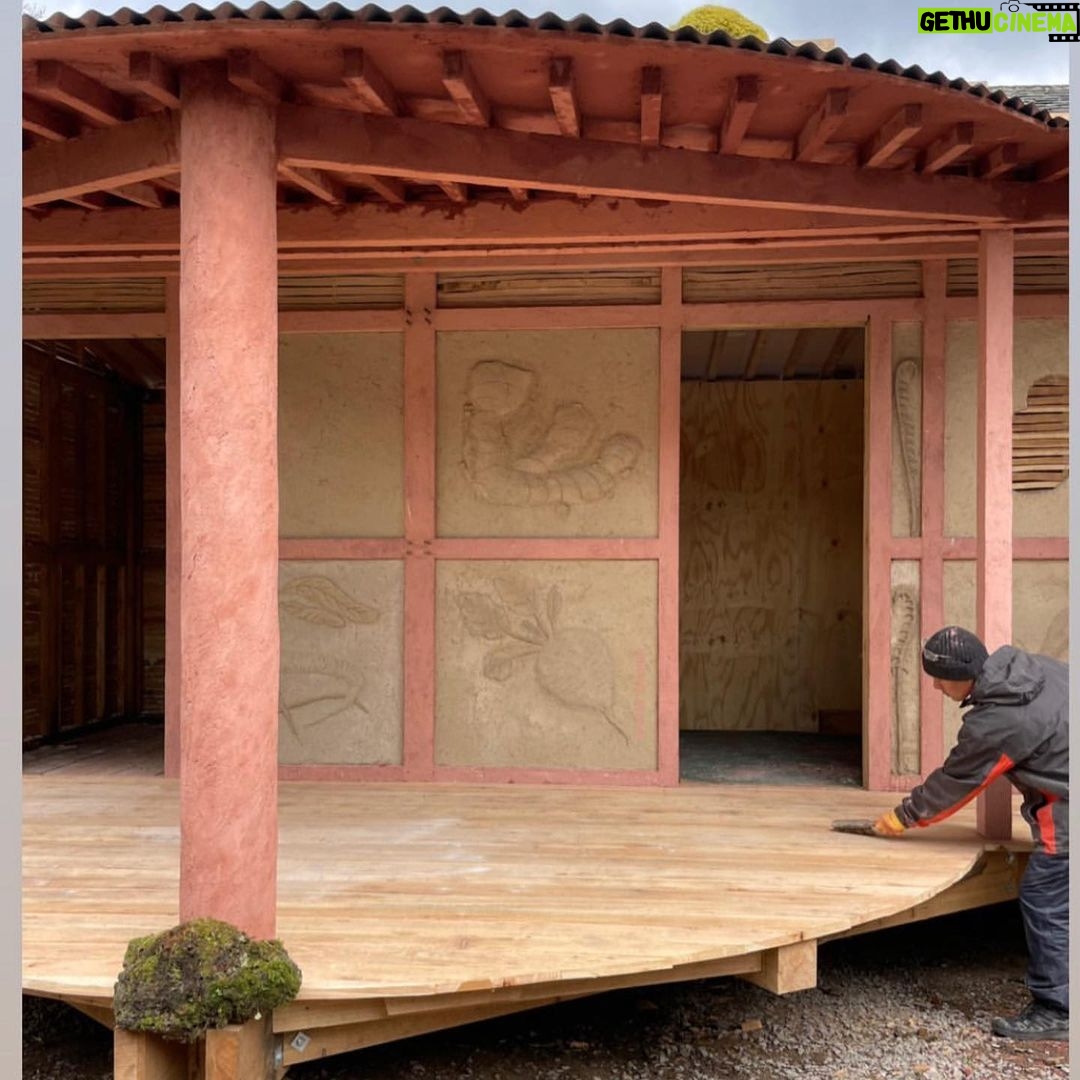 Louise Brealey Instagram - This is our Japanese barn. I did the seaweed panel, with a bit of help from @tomphilipson1. Normal barn-free service resumes next week. And now, a bath. (Picture: @takeshi_hayatsu & @nsrdnnj)