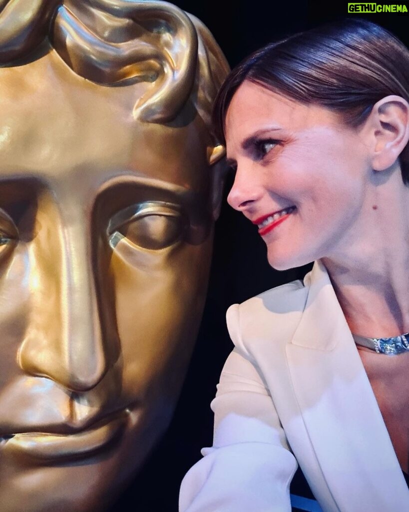Louise Brealey Instagram - Let the games begin. #baftacymru #baftacymruawards #presenting #gulp Dazzling ivory suit by the amazing @thefoldlondon. Vintage topaz, diamond & silver collar from the glorious @susannahlovisjewellers in Burlington Arcade. Big gold face, @baftacymru. Makeup - @beautybyceri Haircut - @tracey_cahoon_hair_ Hair styling - Tara @popcornhairstudio All the credit, as always, to @mary_fellowes 💕 (PS you can’t see my dreamy black slingbacks by @rosamund.muir, who makes absolutely beautiful shoes. #sustainablefashion) Celtic Manor, Newport, South Wales
