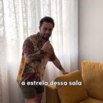 Luca Scarpelli Instagram - pra vc que me pergunta de onde é as coisa da minha casa, ta ai!! um tour por tudo que eu comprei até agora pra sala e escritório 🫶 sofá @menu.casa rack, espelho, mesa, cadeira e escrivaninha @madeiramadeiraloja artes @boemistore @mimogaleria @etniasmundi banquinhos @etniasmundi sapateira, escada, casa do roteador: @tadahdesign banco skate @ripamoveis