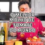Luca Scarpelli Instagram - melhor molho de acordo comigo mesmo pra vc arrasar no jantar pro date ❤️‍🔥 receita: - tomates - cebola - alho - pode incluir pimentão também se quiser que fica bom d+ corta tudo em pedaços grandes, bota numa assadeira, rega com azeite a valer e manda pro forno. quando tiver com cara de que queimou é pq ta bom! hahaha bate tudo no liquidificador e adiciona manteiga, queijo ralado e manjericão (o fresco é melhor) e depois de arrasar na cozinha vamo arrasar tb no sorriso lindo & refrescante com Luminous White Glow da @colgatebrasil 😍 a única do Brasil com 3% de peróxido de hidrogênio, que remove mais de 10 anos de manchas sem danificar o esmalte do dente 😍 @colgatebrasil #lwglow #ohmyglow publi