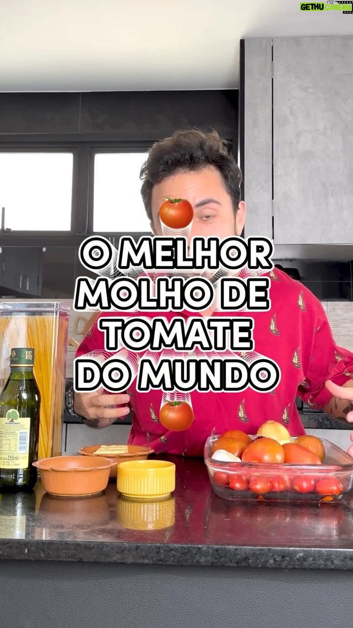 Luca Scarpelli Instagram - melhor molho de acordo comigo mesmo pra vc arrasar no jantar pro date ❤️🔥 receita: - tomates - cebola - alho - pode incluir pimentão também se quiser que fica bom d+ corta tudo em pedaços grandes, bota numa assadeira, rega com azeite a valer e manda pro forno. quando tiver com cara de que queimou é pq ta bom! hahaha bate tudo no liquidificador e adiciona manteiga, queijo ralado e manjericão (o fresco é melhor) e depois de arrasar na cozinha vamo arrasar tb no sorriso lindo & refrescante com Luminous White Glow da @colgatebrasil 😍 a única do Brasil com 3% de peróxido de hidrogênio, que remove mais de 10 anos de manchas sem danificar o esmalte do dente 😍 @colgatebrasil #lwglow #ohmyglow publi