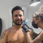 Luca Scarpelli Instagram - mais um momento muito especial gravado na minha pele 💕 eu adoro gravar na pele a arte de pessoas que eu amo e admiro. a tatuagem pra mim sempre tem um significado afetivo que vai muito além do desenho. é sobre o quanto eu admiro aquela pessoa, o quanto eu acho ela um artista foda e o quanto eu quero eternizar uma memória. a maioria das minhas tatuagens não têm significados literais, mas são como bons momentos e afetos eternizados na minha pele. eu lembro do dia e da pessoa que fez cada uma delas. e essa que eu acabei de fazer é muito especial porque foi feita por uma pessoa que eu tenho muuuito carinho e admiração. e pra manter essas lembranças vivas por mais tempo, vou cuidar dessa e de todas as minhas tatuagens com Protex Pro Tattoo @protexbrasil, que tem uma tecnologia que ajuda a preservar as cores das tatuagens :) #ProtexBrasil #ProtexTattoo *publi