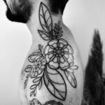 Luca Scarpelli Instagram - mais um momento muito especial gravado na minha pele 💕 eu adoro gravar na pele a arte de pessoas que eu amo e admiro. a tatuagem pra mim sempre tem um significado afetivo que vai muito além do desenho. é sobre o quanto eu admiro aquela pessoa, o quanto eu acho ela um artista foda e o quanto eu quero eternizar uma memória. a maioria das minhas tatuagens não têm significados literais, mas são como bons momentos e afetos eternizados na minha pele. eu lembro do dia e da pessoa que fez cada uma delas. e essa que eu acabei de fazer é muito especial porque foi feita por uma pessoa que eu tenho muuuito carinho e admiração. e pra manter essas lembranças vivas por mais tempo, vou cuidar dessa e de todas as minhas tatuagens com Protex Pro Tattoo @protexbrasil, que tem uma tecnologia que ajuda a preservar as cores das tatuagens :) #ProtexBrasil #ProtexTattoo *publi