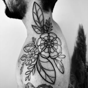 Luca Scarpelli Instagram - mais um momento muito especial gravado na minha pele 💕

eu adoro gravar na pele a arte de pessoas que eu amo e admiro. a tatuagem pra mim sempre tem um significado afetivo que vai muito além do desenho. é sobre o quanto eu admiro aquela pessoa, o quanto eu acho ela um artista foda e o quanto eu quero eternizar uma memória.

a maioria das minhas tatuagens não têm significados literais, mas são como bons momentos e afetos eternizados na minha pele. eu lembro do dia e da pessoa que fez cada uma delas.

e essa que eu acabei de fazer é muito especial porque foi feita por uma pessoa que eu tenho muuuito carinho e admiração.

e pra manter essas lembranças vivas por mais tempo, vou cuidar dessa e de todas as minhas tatuagens com Protex Pro Tattoo @protexbrasil, que tem uma tecnologia que ajuda a preservar as cores das tatuagens :)

#ProtexBrasil
#ProtexTattoo
*publi