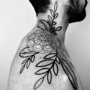 Luca Scarpelli Instagram - mais um momento muito especial gravado na minha pele 💕

eu adoro gravar na pele a arte de pessoas que eu amo e admiro. a tatuagem pra mim sempre tem um significado afetivo que vai muito além do desenho. é sobre o quanto eu admiro aquela pessoa, o quanto eu acho ela um artista foda e o quanto eu quero eternizar uma memória.

a maioria das minhas tatuagens não têm significados literais, mas são como bons momentos e afetos eternizados na minha pele. eu lembro do dia e da pessoa que fez cada uma delas.

e essa que eu acabei de fazer é muito especial porque foi feita por uma pessoa que eu tenho muuuito carinho e admiração.

e pra manter essas lembranças vivas por mais tempo, vou cuidar dessa e de todas as minhas tatuagens com Protex Pro Tattoo @protexbrasil, que tem uma tecnologia que ajuda a preservar as cores das tatuagens :)

#ProtexBrasil
#ProtexTattoo
*publi