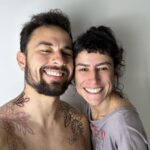 Luca Scarpelli Instagram - mais um momento muito especial gravado na minha pele 💕 eu adoro gravar na pele a arte de pessoas que eu amo e admiro. a tatuagem pra mim sempre tem um significado afetivo que vai muito além do desenho. é sobre o quanto eu admiro aquela pessoa, o quanto eu acho ela um artista foda e o quanto eu quero eternizar uma memória. a maioria das minhas tatuagens não têm significados literais, mas são como bons momentos e afetos eternizados na minha pele. eu lembro do dia e da pessoa que fez cada uma delas. e essa que eu acabei de fazer é muito especial porque foi feita por uma pessoa que eu tenho muuuito carinho e admiração. e pra manter essas lembranças vivas por mais tempo, vou cuidar dessa e de todas as minhas tatuagens com Protex Pro Tattoo @protexbrasil, que tem uma tecnologia que ajuda a preservar as cores das tatuagens :) #ProtexBrasil #ProtexTattoo *publi