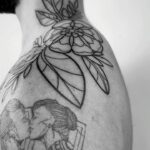 Luca Scarpelli Instagram - mais um momento muito especial gravado na minha pele 💕 eu adoro gravar na pele a arte de pessoas que eu amo e admiro. a tatuagem pra mim sempre tem um significado afetivo que vai muito além do desenho. é sobre o quanto eu admiro aquela pessoa, o quanto eu acho ela um artista foda e o quanto eu quero eternizar uma memória. a maioria das minhas tatuagens não têm significados literais, mas são como bons momentos e afetos eternizados na minha pele. eu lembro do dia e da pessoa que fez cada uma delas. e essa que eu acabei de fazer é muito especial porque foi feita por uma pessoa que eu tenho muuuito carinho e admiração. e pra manter essas lembranças vivas por mais tempo, vou cuidar dessa e de todas as minhas tatuagens com Protex Pro Tattoo @protexbrasil, que tem uma tecnologia que ajuda a preservar as cores das tatuagens :) #ProtexBrasil #ProtexTattoo *publi