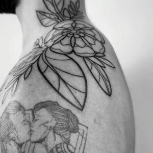 Luca Scarpelli Instagram - mais um momento muito especial gravado na minha pele 💕

eu adoro gravar na pele a arte de pessoas que eu amo e admiro. a tatuagem pra mim sempre tem um significado afetivo que vai muito além do desenho. é sobre o quanto eu admiro aquela pessoa, o quanto eu acho ela um artista foda e o quanto eu quero eternizar uma memória.

a maioria das minhas tatuagens não têm significados literais, mas são como bons momentos e afetos eternizados na minha pele. eu lembro do dia e da pessoa que fez cada uma delas.

e essa que eu acabei de fazer é muito especial porque foi feita por uma pessoa que eu tenho muuuito carinho e admiração.

e pra manter essas lembranças vivas por mais tempo, vou cuidar dessa e de todas as minhas tatuagens com Protex Pro Tattoo @protexbrasil, que tem uma tecnologia que ajuda a preservar as cores das tatuagens :)

#ProtexBrasil
#ProtexTattoo
*publi