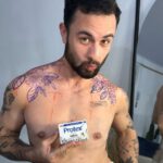 Luca Scarpelli Instagram - mais um momento muito especial gravado na minha pele 💕 eu adoro gravar na pele a arte de pessoas que eu amo e admiro. a tatuagem pra mim sempre tem um significado afetivo que vai muito além do desenho. é sobre o quanto eu admiro aquela pessoa, o quanto eu acho ela um artista foda e o quanto eu quero eternizar uma memória. a maioria das minhas tatuagens não têm significados literais, mas são como bons momentos e afetos eternizados na minha pele. eu lembro do dia e da pessoa que fez cada uma delas. e essa que eu acabei de fazer é muito especial porque foi feita por uma pessoa que eu tenho muuuito carinho e admiração. e pra manter essas lembranças vivas por mais tempo, vou cuidar dessa e de todas as minhas tatuagens com Protex Pro Tattoo @protexbrasil, que tem uma tecnologia que ajuda a preservar as cores das tatuagens :) #ProtexBrasil #ProtexTattoo *publi