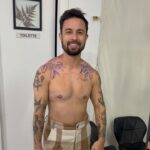 Luca Scarpelli Instagram - mais um momento muito especial gravado na minha pele 💕 eu adoro gravar na pele a arte de pessoas que eu amo e admiro. a tatuagem pra mim sempre tem um significado afetivo que vai muito além do desenho. é sobre o quanto eu admiro aquela pessoa, o quanto eu acho ela um artista foda e o quanto eu quero eternizar uma memória. a maioria das minhas tatuagens não têm significados literais, mas são como bons momentos e afetos eternizados na minha pele. eu lembro do dia e da pessoa que fez cada uma delas. e essa que eu acabei de fazer é muito especial porque foi feita por uma pessoa que eu tenho muuuito carinho e admiração. e pra manter essas lembranças vivas por mais tempo, vou cuidar dessa e de todas as minhas tatuagens com Protex Pro Tattoo @protexbrasil, que tem uma tecnologia que ajuda a preservar as cores das tatuagens :) #ProtexBrasil #ProtexTattoo *publi