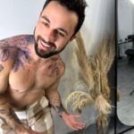 Luca Scarpelli Instagram - mais um momento muito especial gravado na minha pele 💕 eu adoro gravar na pele a arte de pessoas que eu amo e admiro. a tatuagem pra mim sempre tem um significado afetivo que vai muito além do desenho. é sobre o quanto eu admiro aquela pessoa, o quanto eu acho ela um artista foda e o quanto eu quero eternizar uma memória. a maioria das minhas tatuagens não têm significados literais, mas são como bons momentos e afetos eternizados na minha pele. eu lembro do dia e da pessoa que fez cada uma delas. e essa que eu acabei de fazer é muito especial porque foi feita por uma pessoa que eu tenho muuuito carinho e admiração. e pra manter essas lembranças vivas por mais tempo, vou cuidar dessa e de todas as minhas tatuagens com Protex Pro Tattoo @protexbrasil, que tem uma tecnologia que ajuda a preservar as cores das tatuagens :) #ProtexBrasil #ProtexTattoo *publi