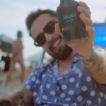 Luca Scarpelli Instagram - Eu realizei o sonho de ver a maior competição de surf do mundo! Natura Kaiak é patrocinadora do WSL, então fomos pra Saquarema ver de perto os surfistas mais brabos! A gente fez também uma coleta de lixo na praia junto com a ONG Ecosurf. A embalagem de Natura Kaiak é produzida utilizando plástico retirado dos litorais e vidro reciclado. A Natura é demais né? E pra melhorar ainda fiquei cheirosíssimo com Natura Kaiak, que traz o frescor intenso de um mergulho no mar 🌊 #NaturaKaiakNaWSL @naturabroficial publi