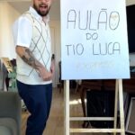 Luca Scarpelli Instagram - AULÃO EXPRESS DO TIO LUCA: além de aprender sobre museus, vim te contar que nós podemos apoiar o @museudadiversidadesexual junto com @mercadolivre acessando o site tourdoorgulho.com.br #TourDoOrgulho #orgulho publi