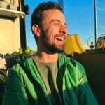 Luca Scarpelli Instagram - A minha história de orgulho é junto com você <3 A @oi_oficial me convidou para falar sobre a minha jornada enquanto um homem trans e eu não poderia contar ela sozinho. Cada um que tá aqui faz parte disso e é uma prova de que a gente pode fazer da internet um ambiente de acolhimento, identificação e respeito pras pessoas LGBTQIAPN+. Agora me conta aqui nos comentários a sua história de orgulho :) #HistoriasdeOrgulhoOi pvbli