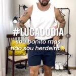 Luca Scarpelli Instagram - aquele lookinho pra bater perna o dia inteiro sem perder o estilo. dá pra ir trabalhar, ir pro date, rebolar a raba… ✅ boné protege do sol & garoa ✅calça confortável e arrumadinha ✅ camisa dá um charme no look casual ou deixa mais arrumadinho se fechar ✅ tênis confortável