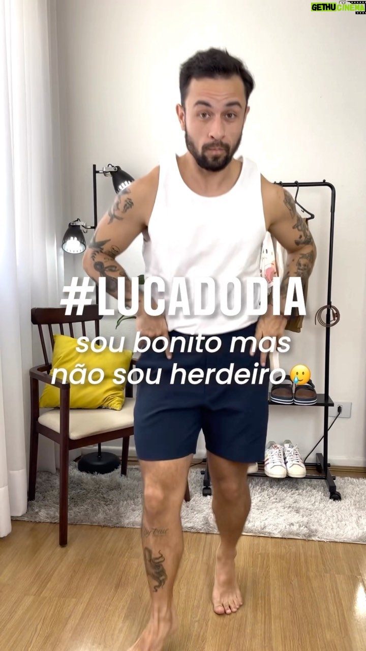 Luca Scarpelli Instagram - aquele lookinho pra bater perna o dia inteiro sem perder o estilo. dá pra ir trabalhar, ir pro date, rebolar a raba… ✅ boné protege do sol & garoa ✅calça confortável e arrumadinha ✅ camisa dá um charme no look casual ou deixa mais arrumadinho se fechar ✅ tênis confortável