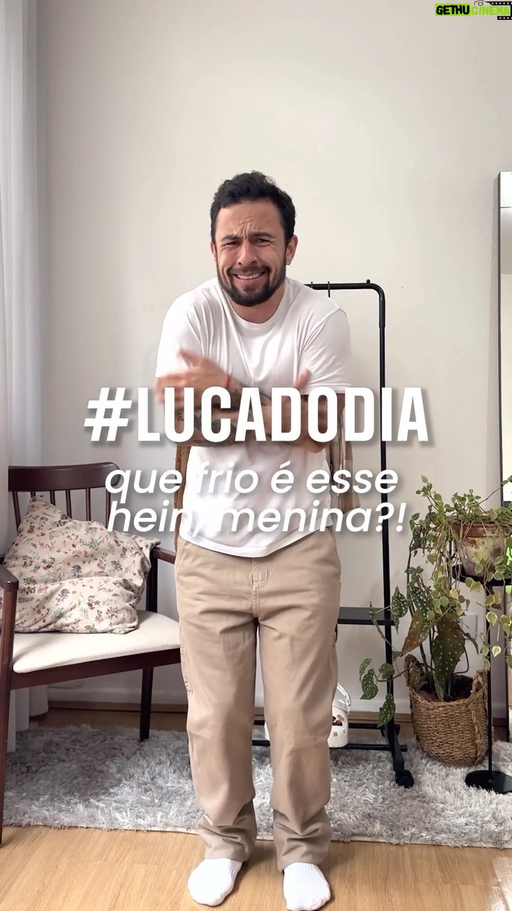 Luca Scarpelli Instagram - num é pq tá frio que nóis não vai ficar estiloso né? inclusive, se vc quer uma Crocs com a sua cara, é só entrar no site e escolher os Jibbitz que vc quiser :) e se vc tiver com dificuldade de escolher (libriane?) vc pode fazer o quiz que tem lá, a @crocsbrasil te ajuda a achar os Jibbitz que têm a sua cara. publicidade :)
