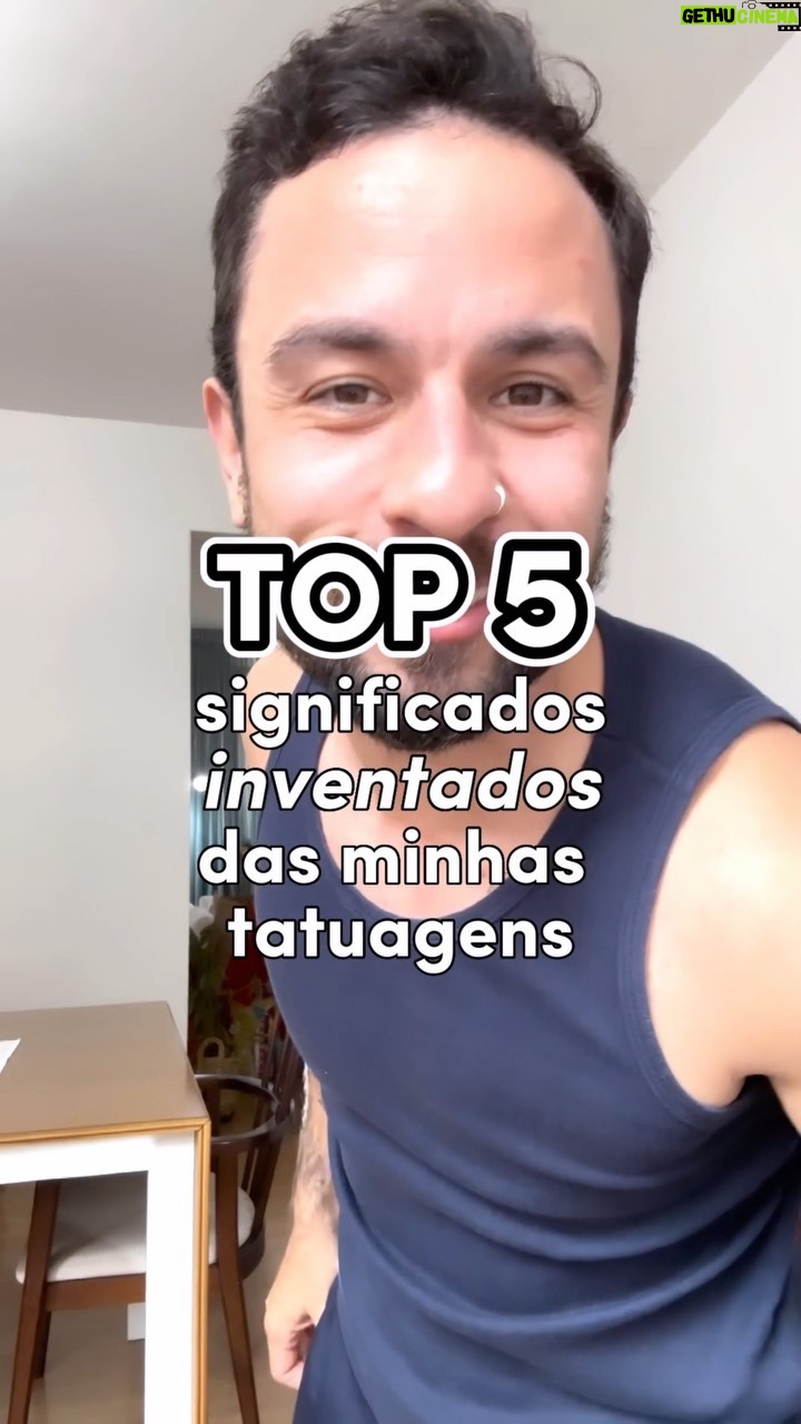 Luca Scarpelli Instagram - As pessoas adoram perguntar qual o significado das minhas tatuagens então resolvi vir aqui contar pra vocês a convite de @protexbrasil. Uma coisa é verdade: Protex Pro Tattoo te ajuda a proteger as tatuagens do desbotamento, com ação antibacteriana e tecnologia de proteção de cor. Além de manter a hidratação da sua pele pro desenho sempre ficar lindão :) agora é a sua vez de inventar um significado pra sua tatuagem. Arrasa aqui nos comentários! #protexbrasil #protextattoo publi