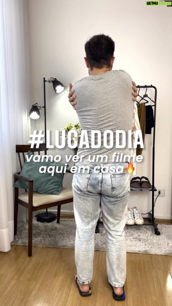 Luca Scarpelli Instagram - aquela vibe tô arrumado mas é facinho de tirar camisa: colaby shop augusta bermuda: oficina reserva sandalia: louie são paulo